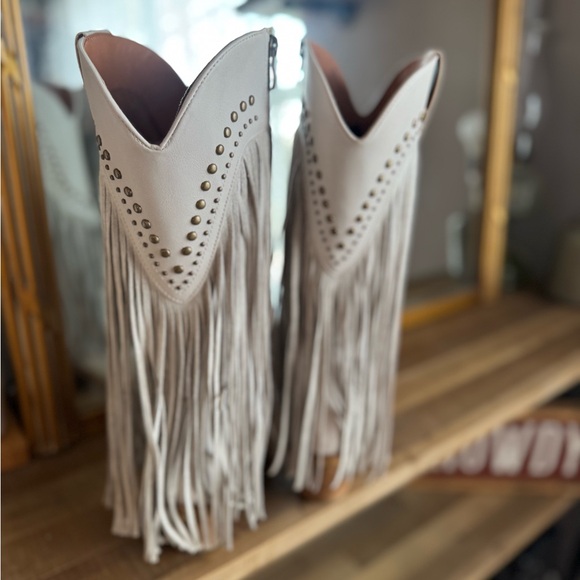 Gorgeous grey Fringe boots - Picture 6 of 9